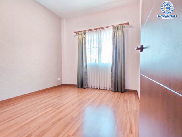 บ้านแฝดมือสอง กรุงเทพฯ ม.พราวด์เพลส สุขาภิบาล5 หลังมุม! เนื้อที่กว้าง 35 ตร.ว. ฟังก์ชัน 3 ห้องนอน 3 ห้องน้ำ ที่จอดรถ 2 คัน สภาพสวย ตกแต่งสไตล์โมเดิร์น บิวท์อินจัดเต็ม พร้อมอยู่ บนทำเลแห่งการเดินทาง ใกล้รถไฟฟ้าสายสีชมพู "สถานีวัชรพล" และจุดขึ้นทางด่วน "สุขาภิบาล5" จองด่วน!